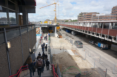 821452 Gezicht op de toegang tot het vernieuwde 1e perron van het Centraal Station te Utrecht, met rechts het ...